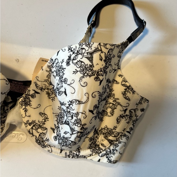 Victoria’s Secret Black and white bra. Size 34D. - Picture 4 of 8